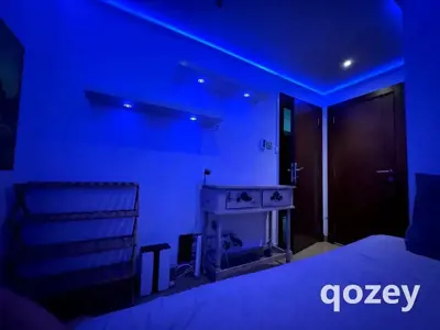 Penthouse Maids Room in Huge Duplex apt, ensuite bathroom, 50inch TV