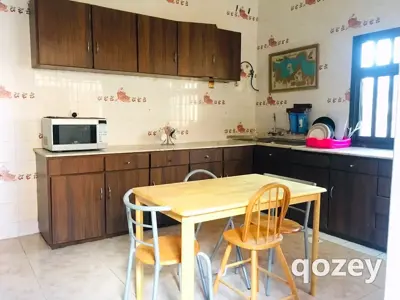 Master Bedroom for Lady near Metro