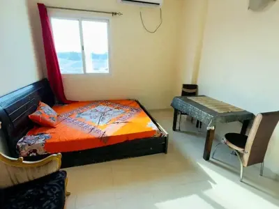 Master bedroom in Muhaisnah 4