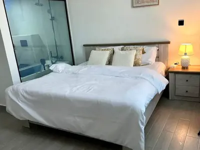Master bedroom available in Downtown Dubai